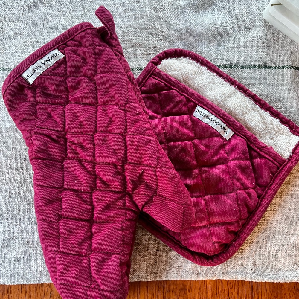 Williams Sonoma Maroon Quilted Oven Mitt Set